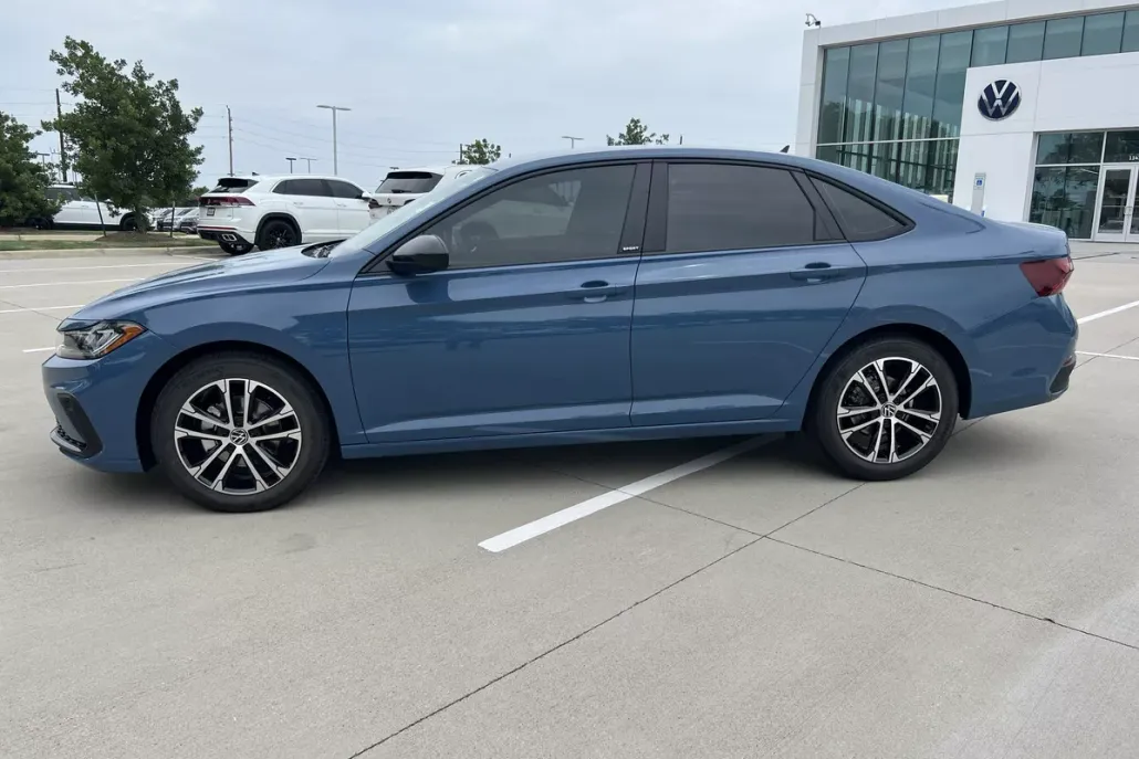 2025 Volkswagen Jetta Sport photo 1