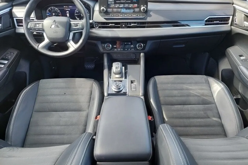 2024 Mitsubishi Outlander SE Black Edition photo 1