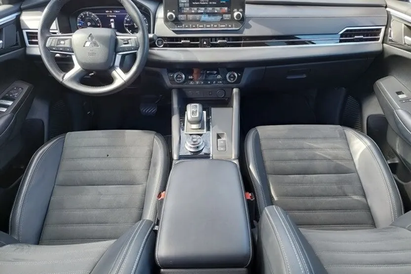 2024 Mitsubishi Outlander SE Black Edition photo 1