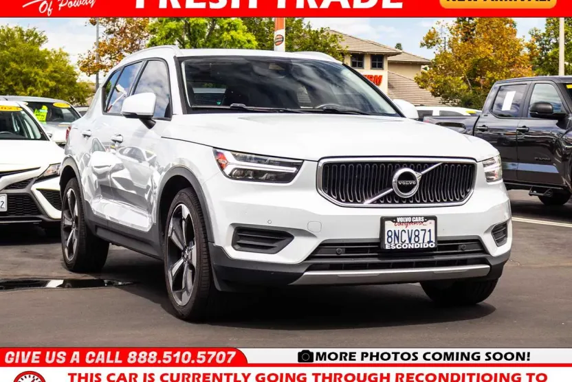 2020 Volvo XC40 Momentum photo 1