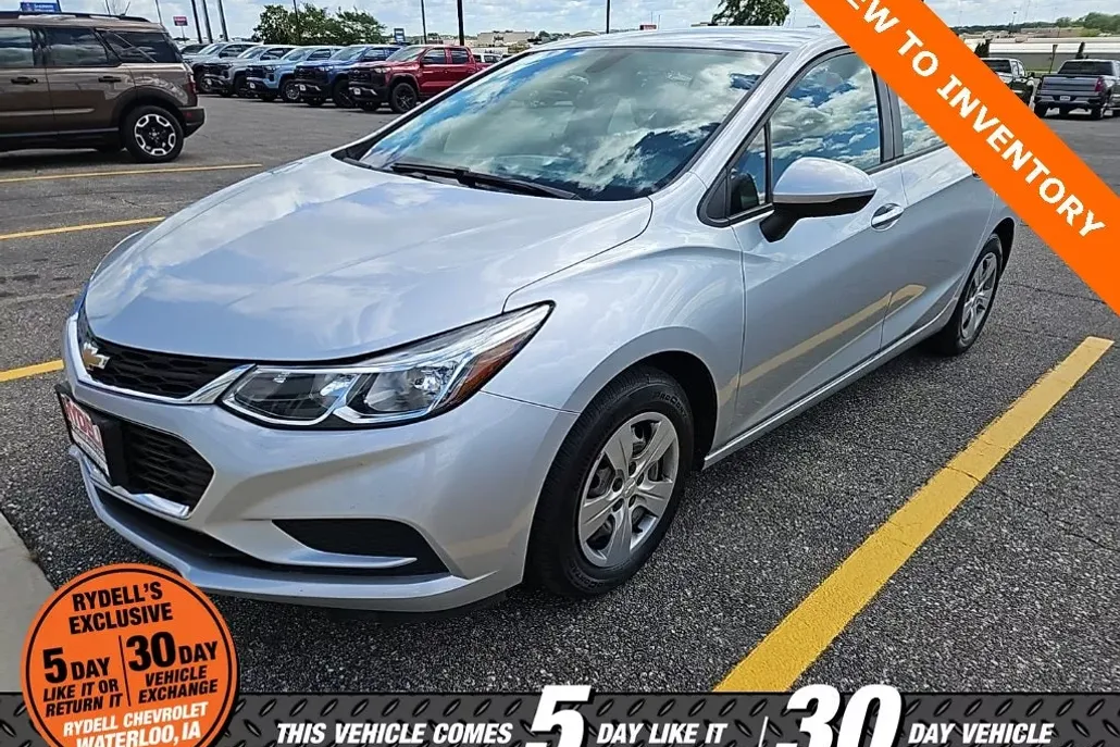 2017 Chevrolet Cruze LS photo 1