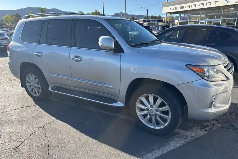 2013 Lexus LX 570 photo 1