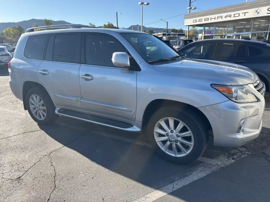 2013 Lexus LX 570 photo 1