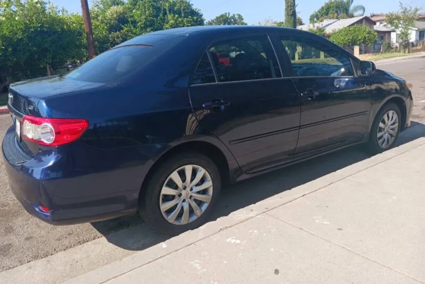 2012 Toyota Corolla LE photo 1