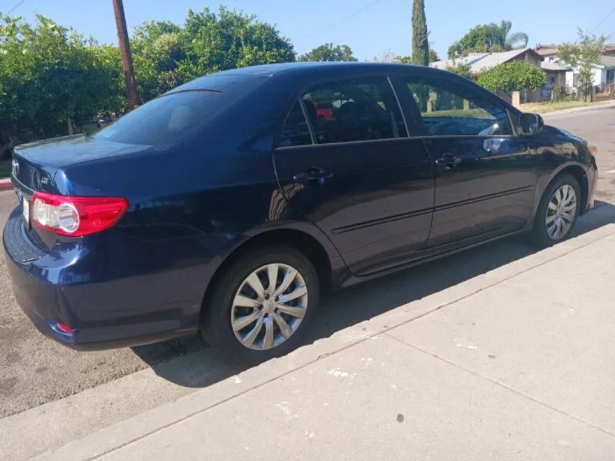 2012 Toyota Corolla LE photo 1
