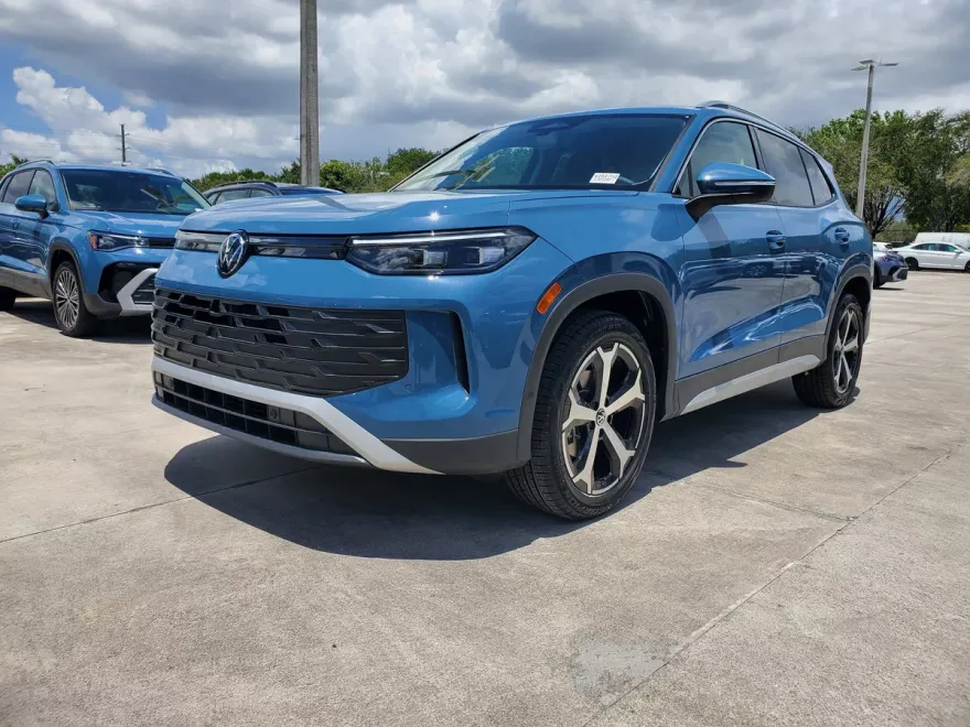 2025 Volkswagen Tiguan SE photo 1