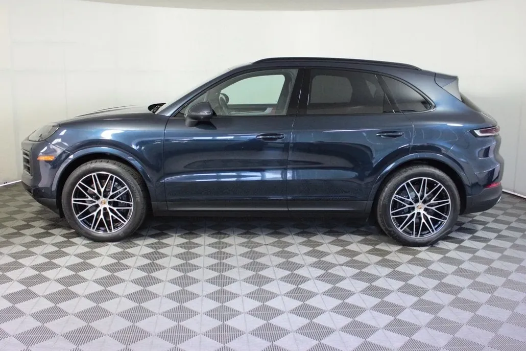 2024 Porsche Cayenne Base photo 1
