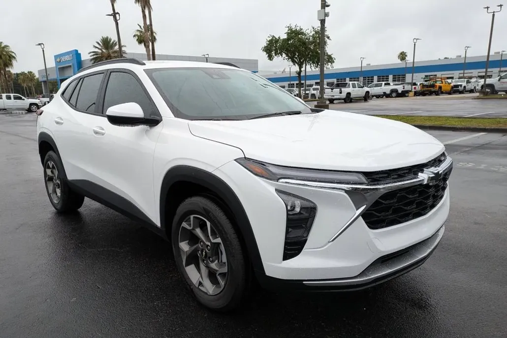 2025 Chevrolet Trax LT photo 1