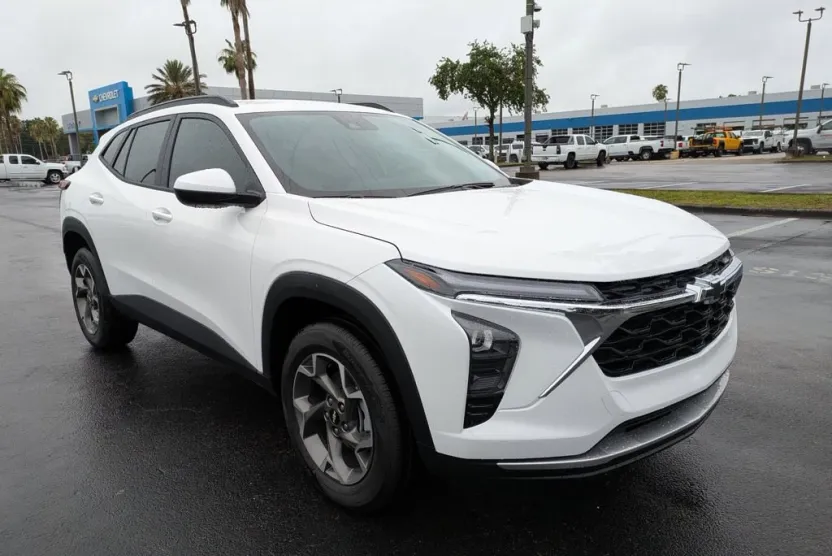 2025 Chevrolet Trax LT photo 1