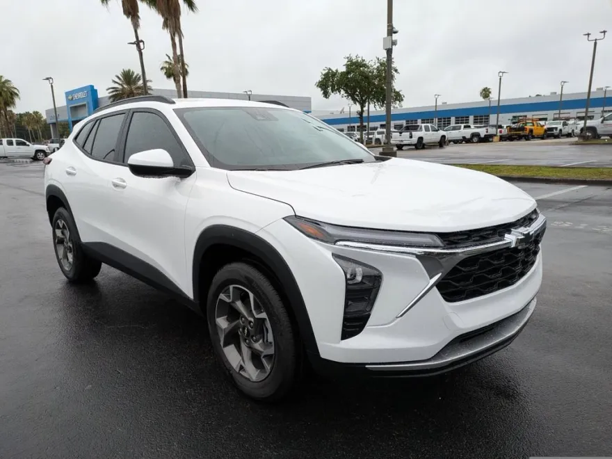 2025 Chevrolet Trax LT photo 1