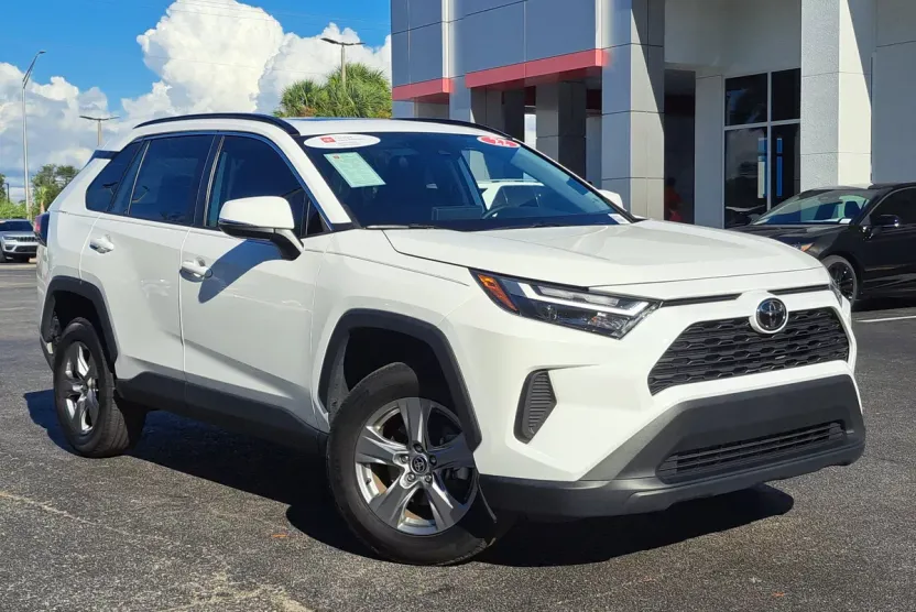 2022 Toyota RAV4 XLE photo 1