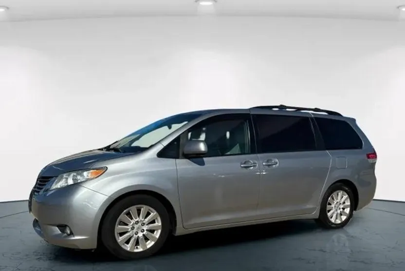 2011 Toyota Sienna Limited photo 1