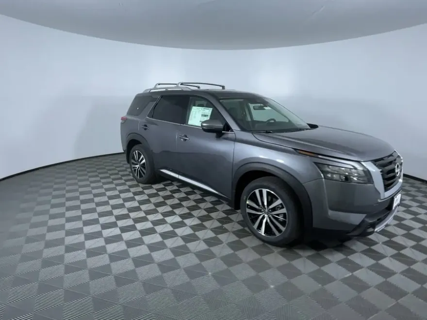 2025 Nissan Pathfinder Platinum photo 1