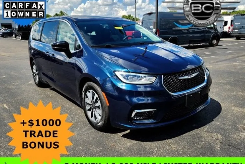 2024 Chrysler Pacifica Hybrid photo 1