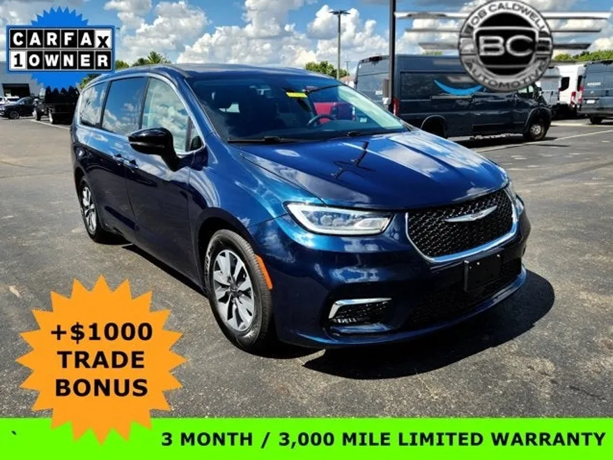 2024 Chrysler Pacifica Hybrid photo 1