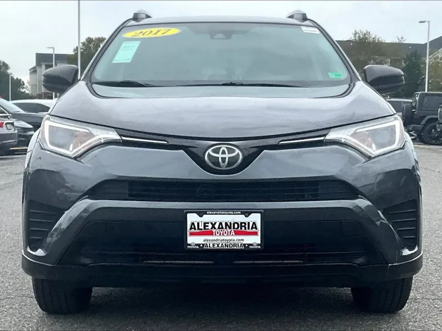 2017 Toyota RAV4 LE photo 1