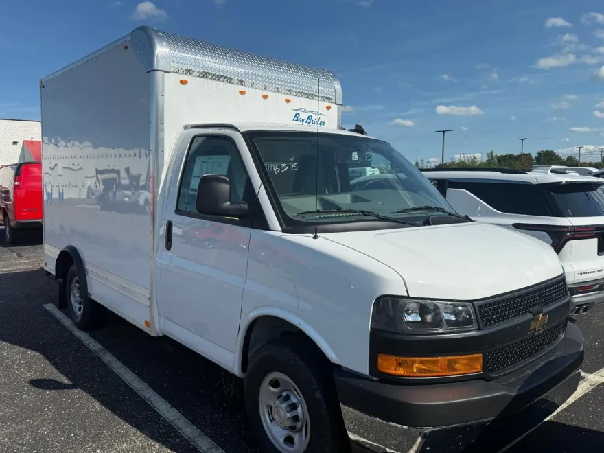 2025 Chevrolet Express Cutaway 3500 Base photo 1