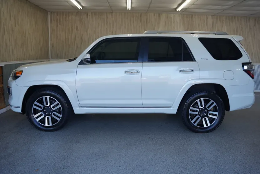2015 Toyota 4Runner 4WD V6 Limited photo 1
