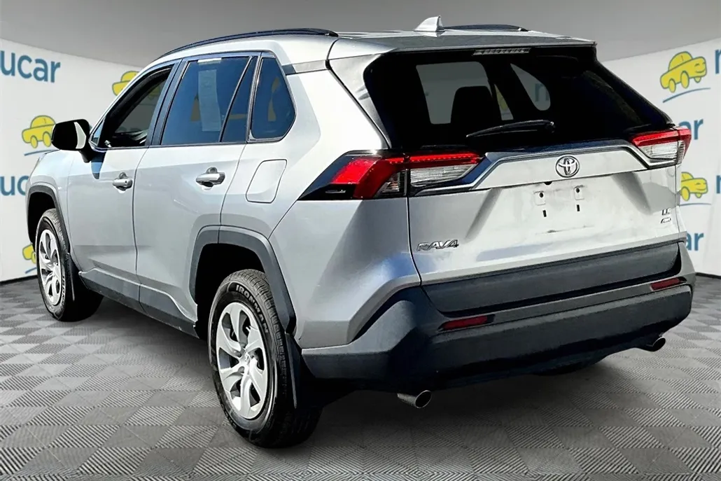 2020 Toyota RAV4 LE photo 1