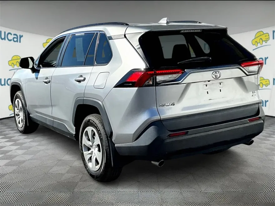 2020 Toyota RAV4 LE photo 1