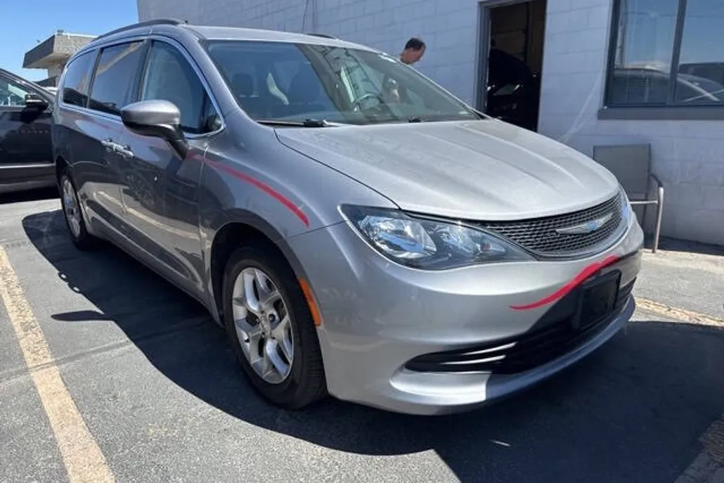 2018 Chrysler Pacifica Touring photo 1