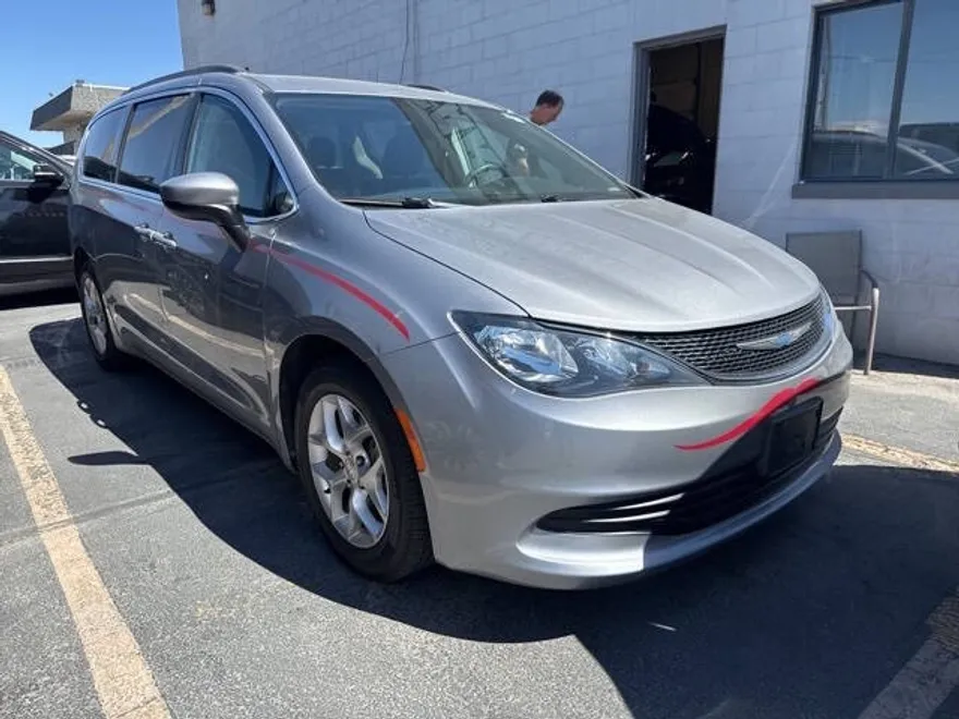 2018 Chrysler Pacifica Touring photo 1