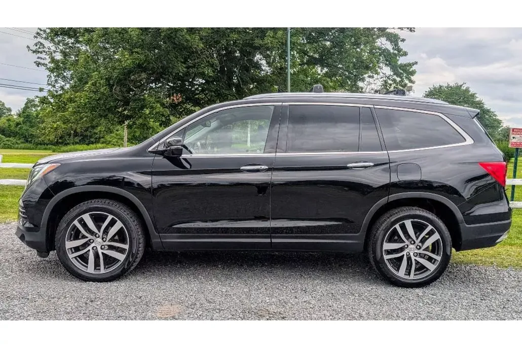 2017 Honda Pilot Elite photo 1