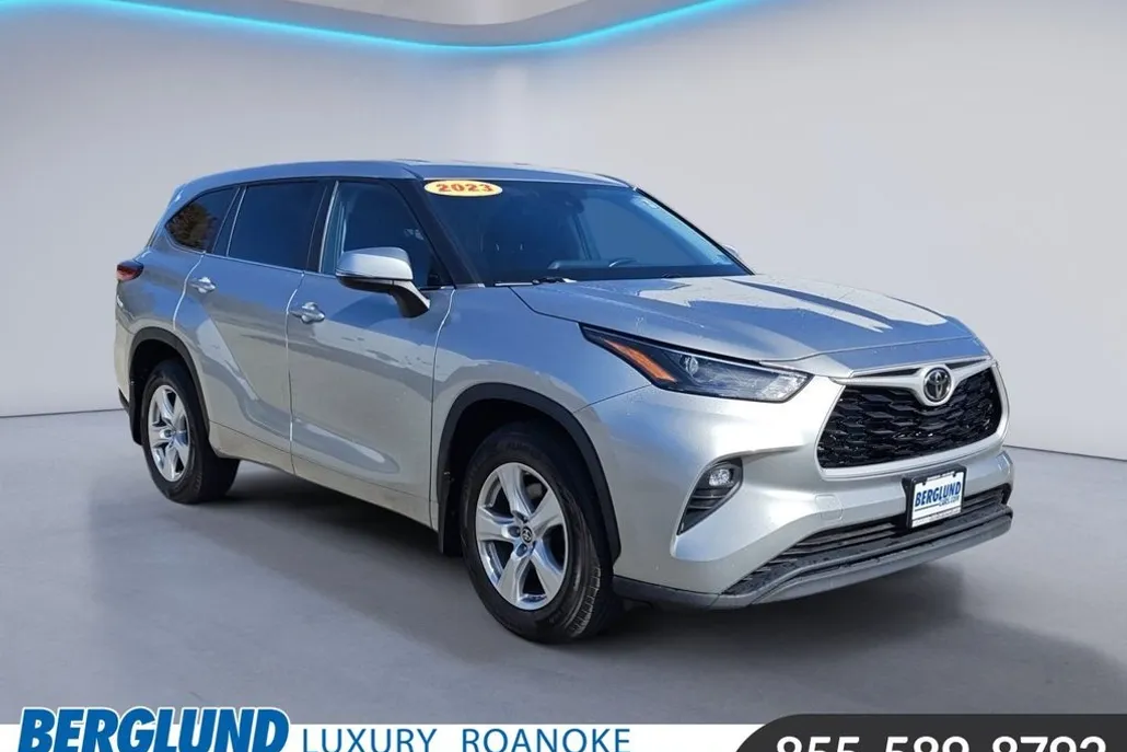 2023 Toyota Highlander LE photo 1