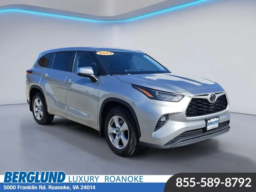 2023 Toyota Highlander LE photo 1