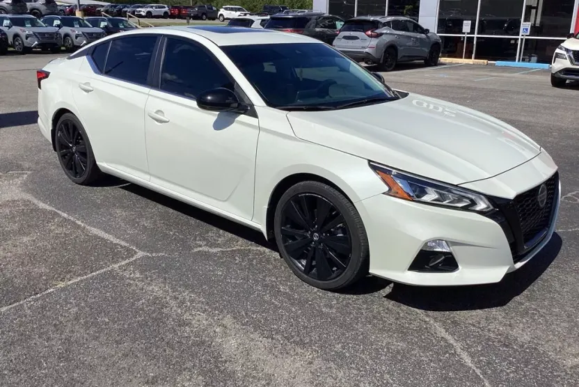 2022 Nissan Altima 2.5 SR photo 1