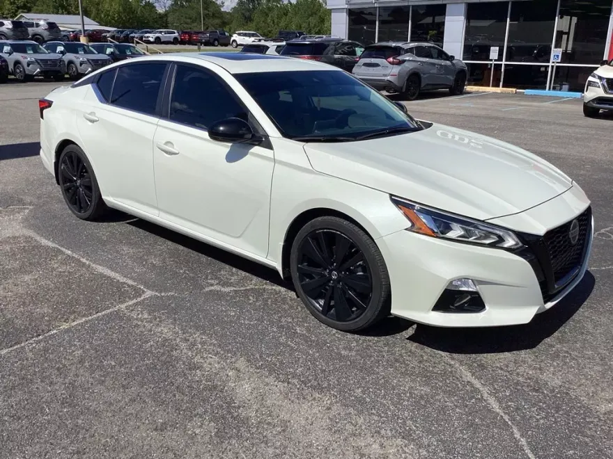 2022 Nissan Altima 2.5 SR photo 1
