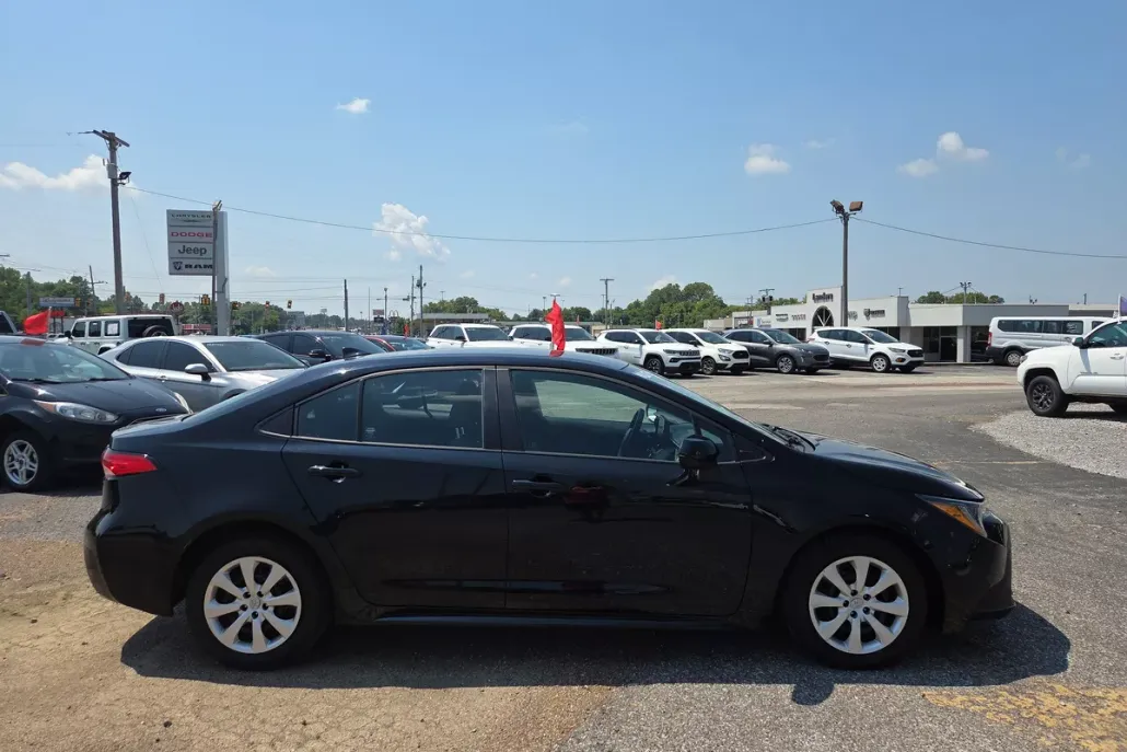2023 Toyota Corolla LE photo 1