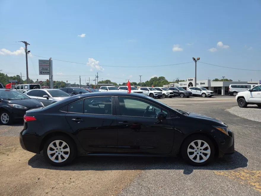 2023 Toyota Corolla LE photo 1