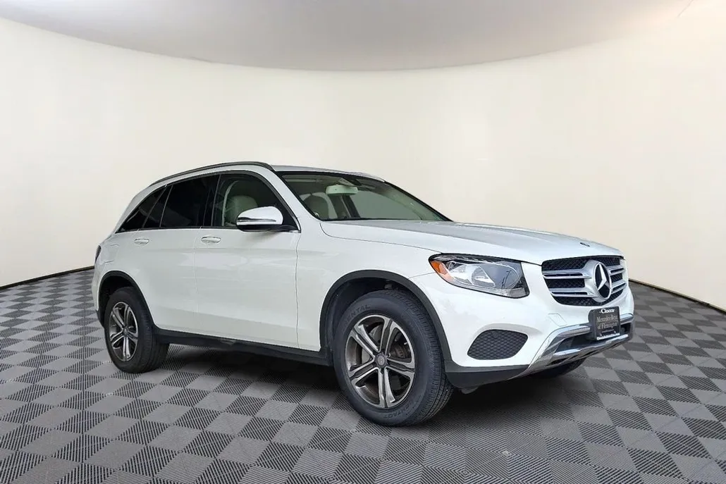 2017 Mercedes Benz GLC 300 4MATIC photo 1