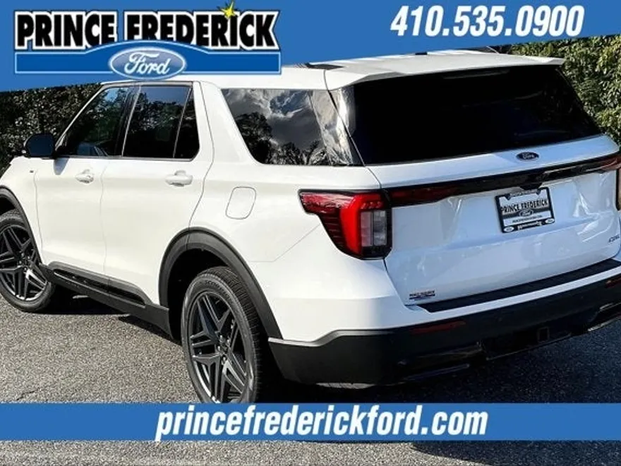 2025 Ford Explorer ST-Line photo 1