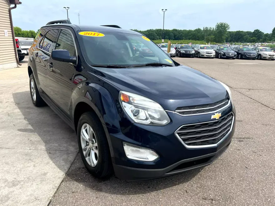 2017 Chevrolet Equinox LT photo 1