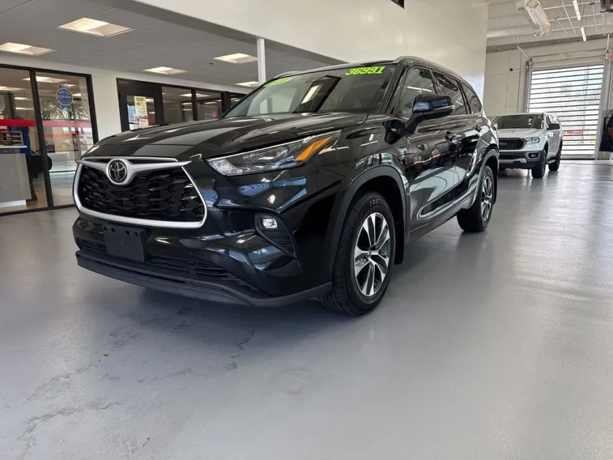 2022 Toyota Highlander XLE photo 1