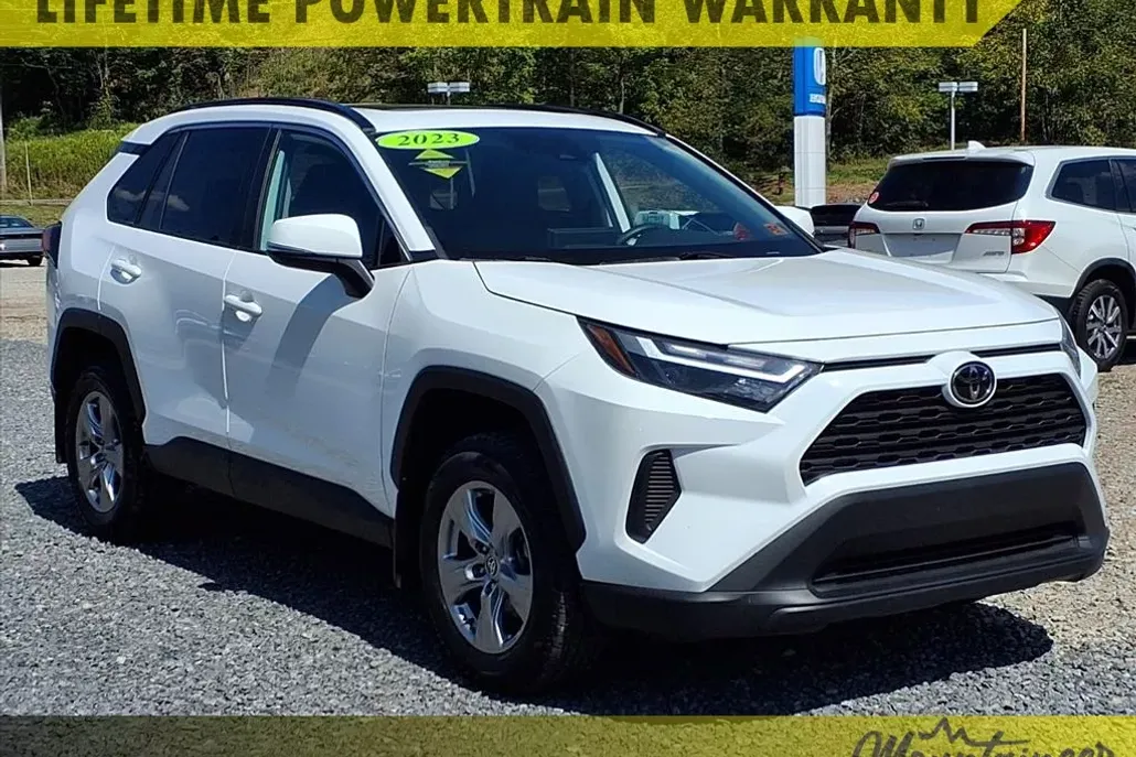 2023 Toyota RAV4 XLE photo 1