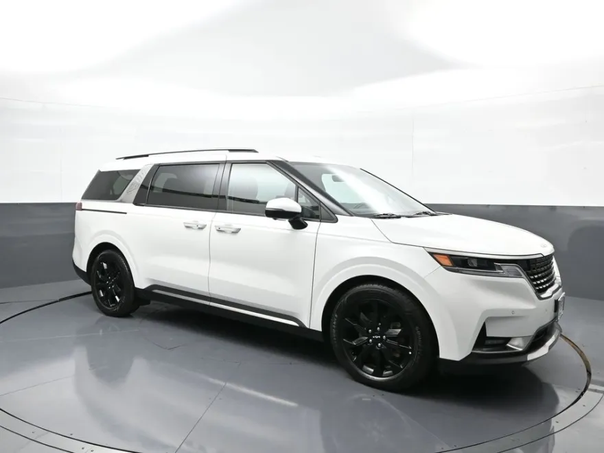 2023 Kia Carnival SX photo 1