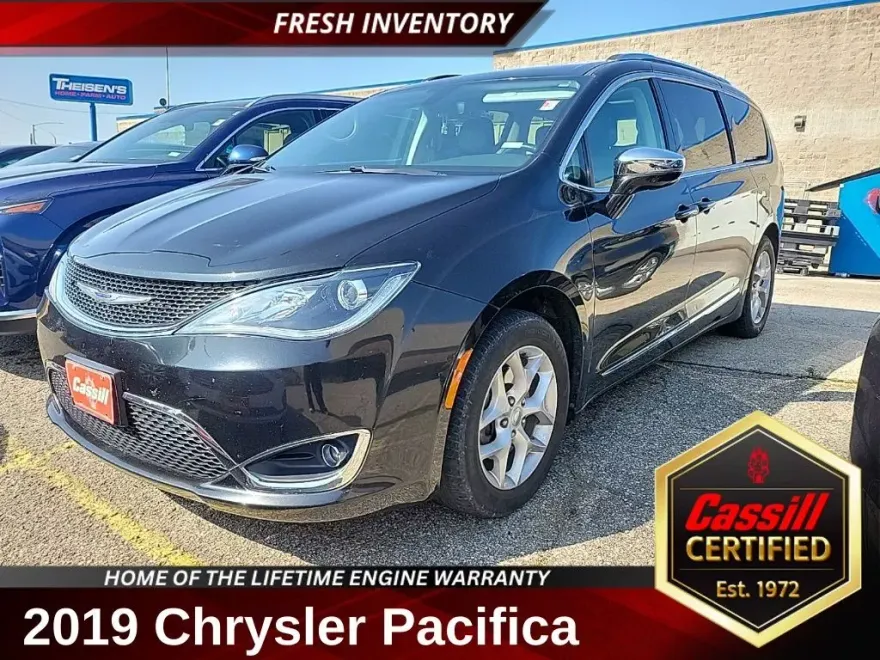 2019 Chrysler Pacifica Limited photo 1