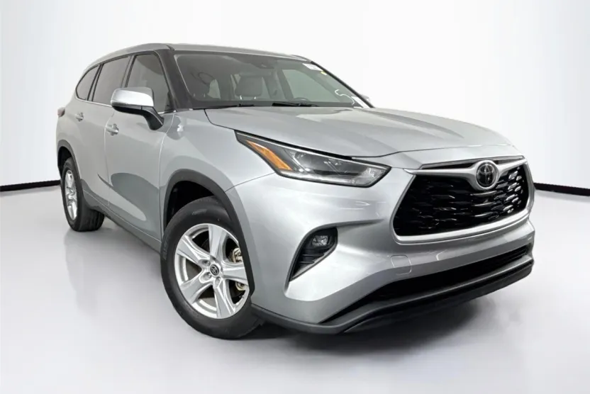 2021 Toyota Highlander LE photo 1