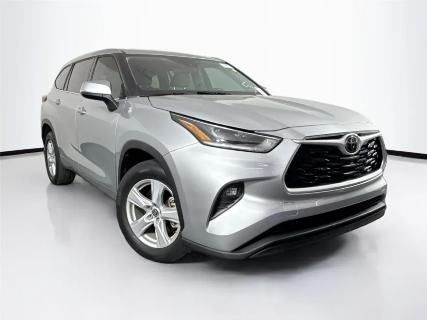 2021 Toyota Highlander LE photo 1