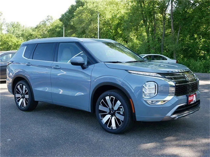 2025 Mitsubishi Outlander SEL photo 1