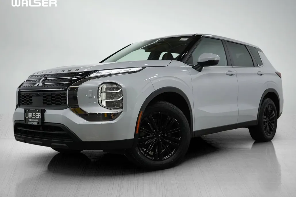 2024 Mitsubishi Outlander ES photo 1