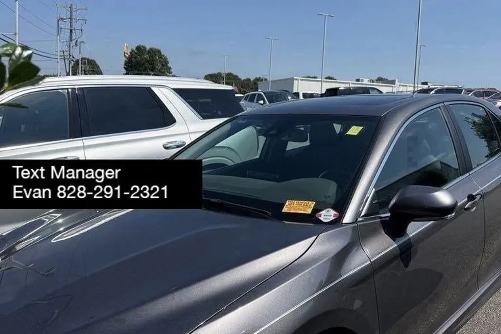 2022 Toyota Camry SE photo 1