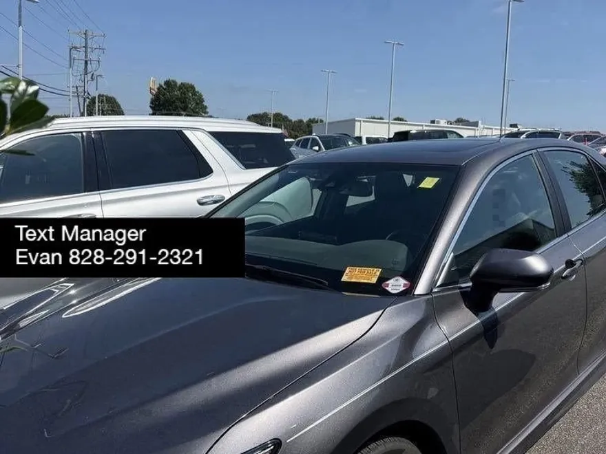 2022 Toyota Camry SE photo 1