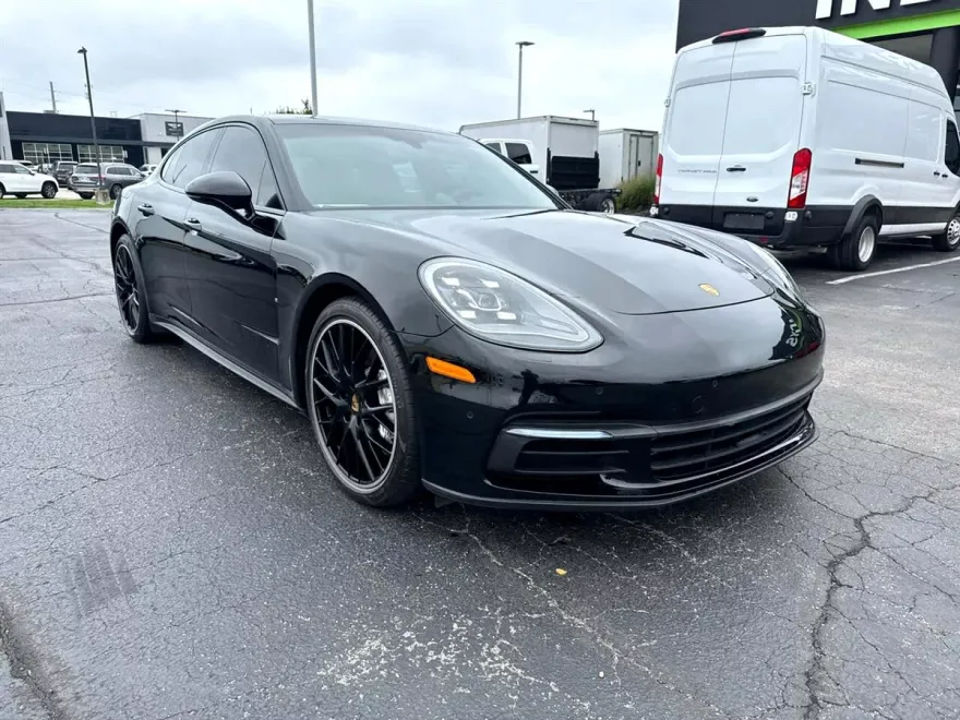 2018 Porsche Panamera 4 photo 1