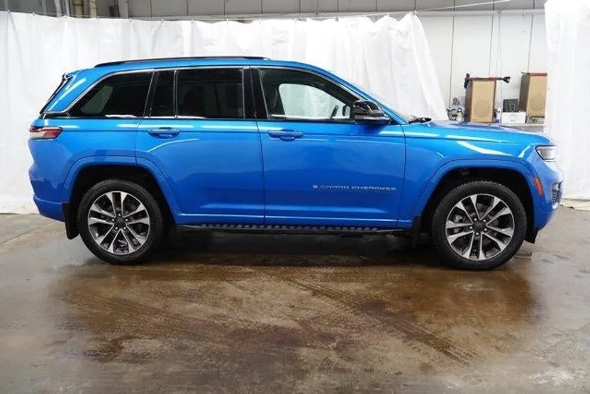 2023 Jeep Cherokee Overland 4xe photo 1