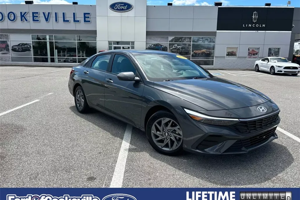 2024 Hyundai Elantra SEL photo 1