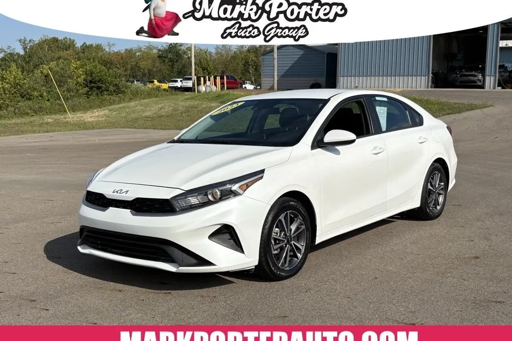 2023 Kia Forte LXS photo 1
